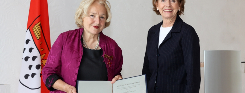 Dr. Hildegard Stausberg und Oberbürgermeisterin Henriette Reker Bild: Martina Goyert